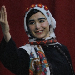 سارا سیبی در نمایش هملت ؛ طراح و کارگردان علی بوریان - Sara Sibi in the play Hamlet; written and directed by Ali Boorian
play Hamlet; written and directed by Ali Boorian
The play Hamlet by the Namay-e Nazdik Theater Group has been selected among 42 works from various countries. These performances will take place from October 16 to 26, 2025, in the city of Ankara. Hamlet will be staged on October 22 at 8:00 p.m. in the Yılmaz Güney Hall.

The festival, held under the theme “Theater and the City,” is organized in collaboration with the Center for Art, Culture, and Migration Activities (KOSAGEM) and several municipalities of Ankara. The aim of this event is to promote theater as a means of dialogue and cultural exchange within the urban space.

The Namay-e Nazdik Group will participate in the festival with its production of Hamlet, which combines elements of traditional Iranian theater—such as Ta’zieh and Pardeh-khani—with Shakespeare’s classic text. This participation offers an exceptional opportunity to present Iranian art and culture on an international stage.